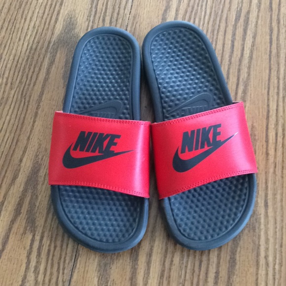 boys red nike slides